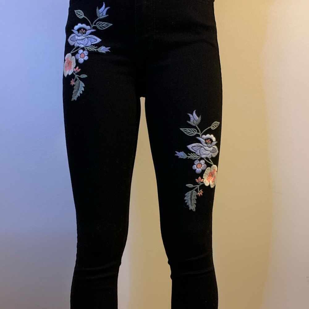 Black Hollister cropped jeans